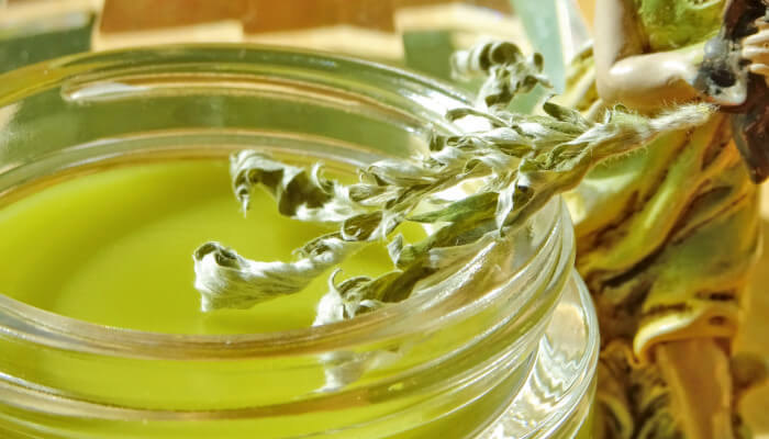 grüner creme in einem Einmachglas