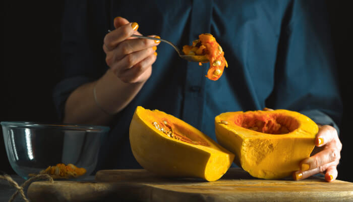 Orange Samenmasse auf einem Löffel