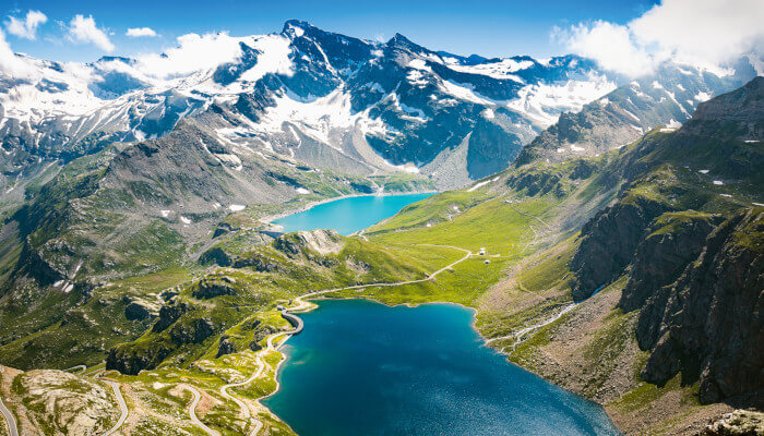 Seenlandschaft in den Bergen im Sommer