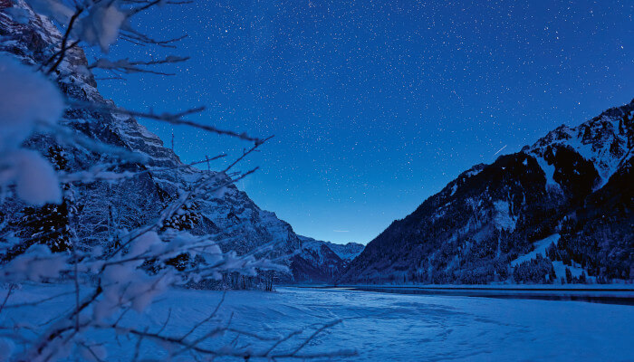 Abendstimmung im Winter an einem gefrorenen See