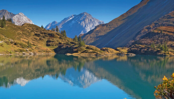 Blauspiegelnder Bergsee auf einem Bergplateau