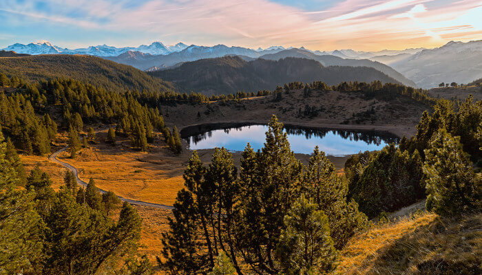 See in den Bergen im Herbst