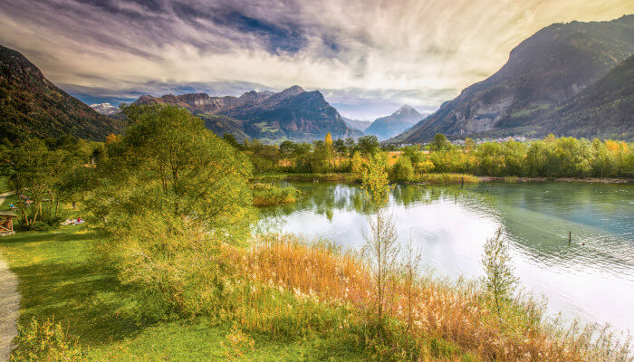 See mitten in herbstlicher Landschaft