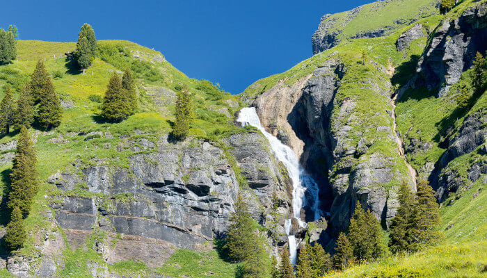 Wasserfall über im Herbst in den Bergen