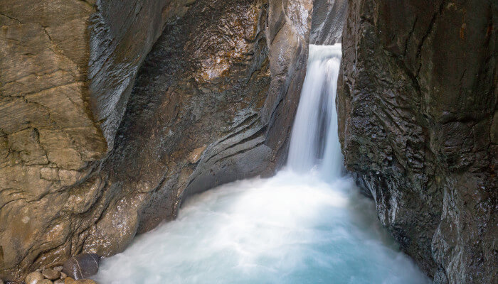 Tosender Wasserfall in einer Schlucht