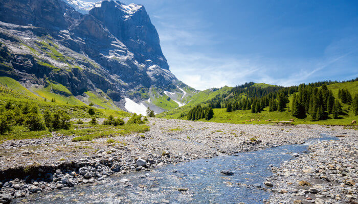 Fluss vor imposanter Bergkulise