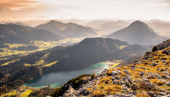 Blick auf Bergsee im Herbst in den Alpen im Tirol