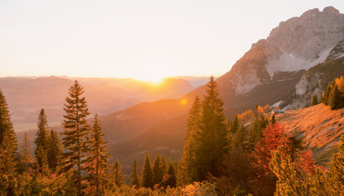 Sonnenaufgang in den Bergen im Herbst
