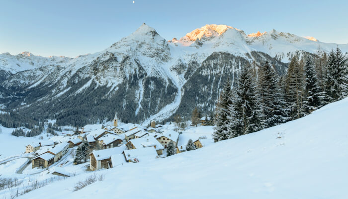 Verschneite Bergwelt am Abend