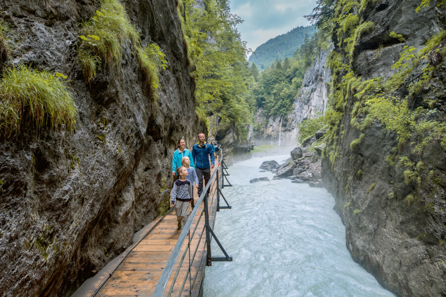 Schlucht mit Fluss und Wanderer auf einem Steg